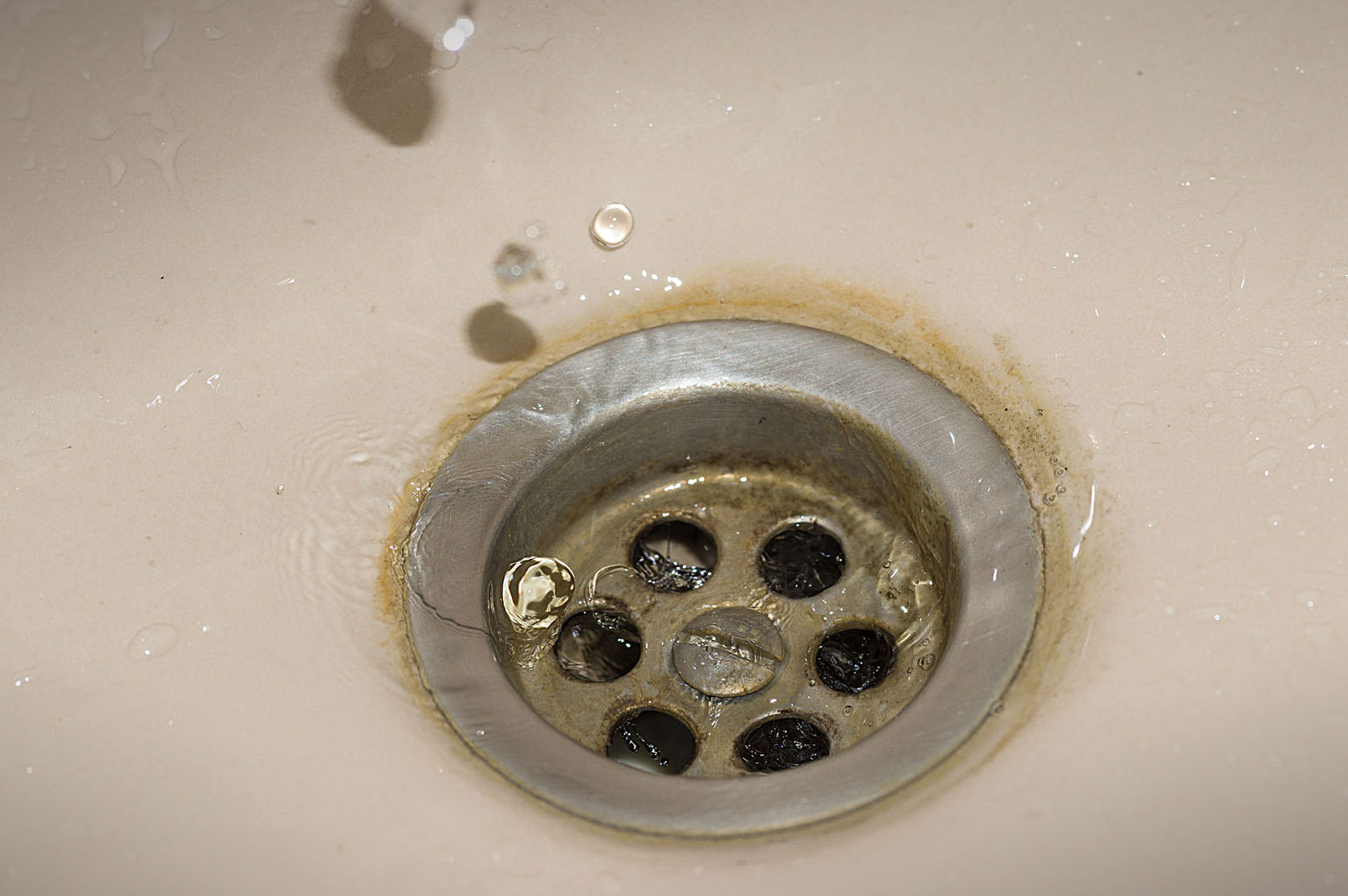 Removing stains and rust from the bathtub easily.